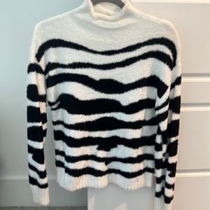 Bella Dahl black and white print sweater